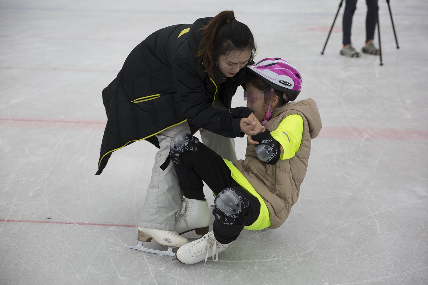 滑冰卡通人物矢量插画 Ice Skating Illustration – 设计小咖